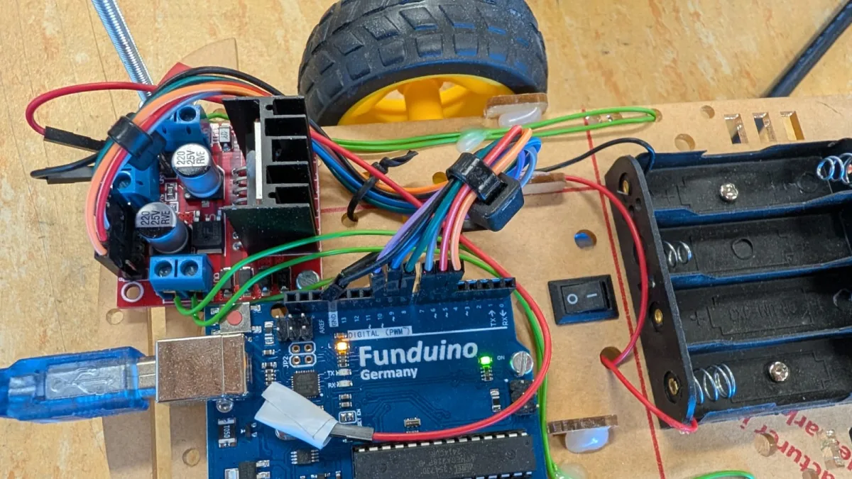 Nahaufnahme der realen Verdrahtung von Funduino Uno und Motortreiber auf dem Fahrgestell