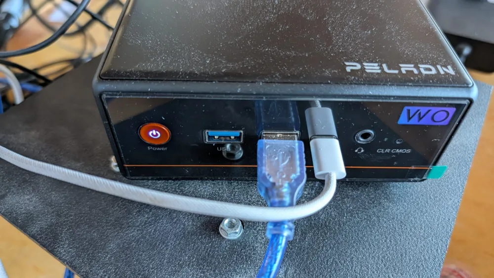 PELADN Mini-PC des NOAH-Prototyps mit angeschlossenen Kabeln