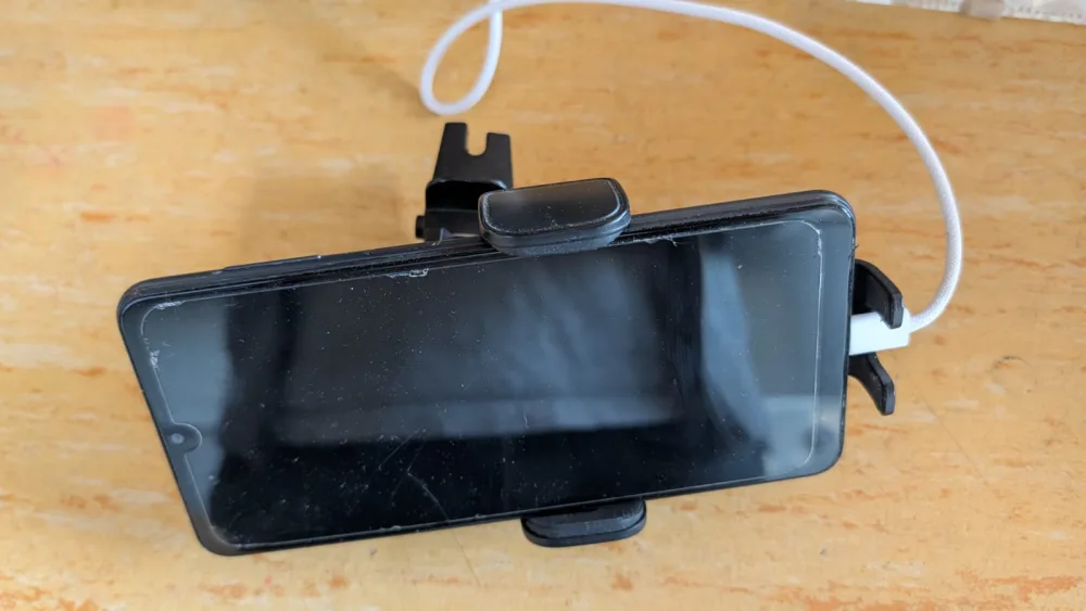 Smartphone in einer Klemmhalterung als austauschbarer Kopf des NOAH-Roboters