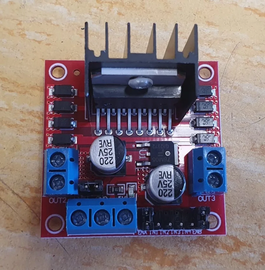 Rotes L298N-artiges Motortreibermodul mit Kühlkörper und Schraubklemmen