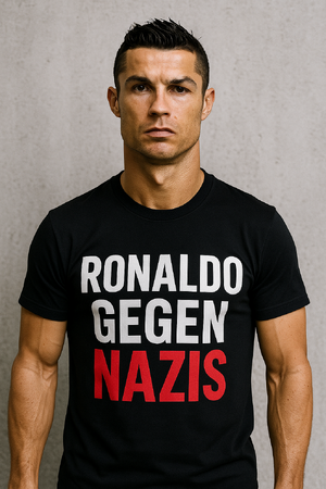 Ronaldo spielt Fußball simple compose 01k10bx928f98826xjsrnxzhr4.png