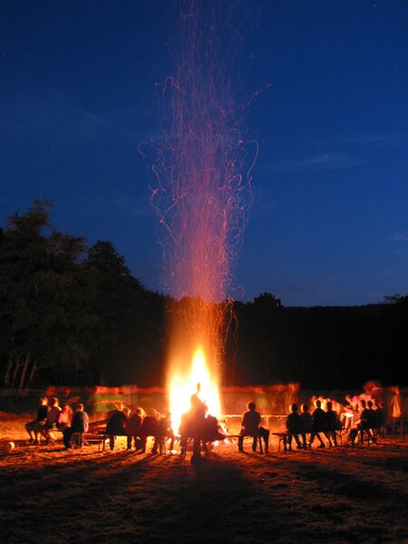 Datei:Lagerfeuer Bundenbach Schmidtburg 2003.jpg