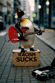 Pinguin spielt Racism Sucks